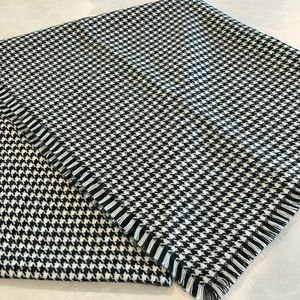 FRAAS Black White Acrylic Houndstooth Check Scarf 34” x 82”